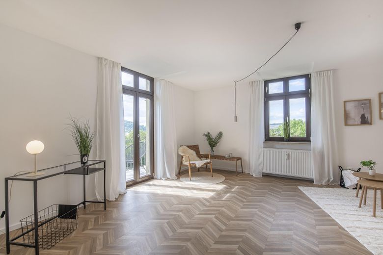 Wohnzimmer mit Balkonzugang