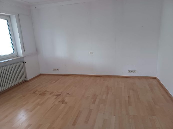 Przestronne, świeżo wyremontowane mieszkanie 3,5-pokojowe o powierzchni 115 m², z dużym balkonem, garażem i miejscem parkingowym – Schlafzimmer vor Renovierung