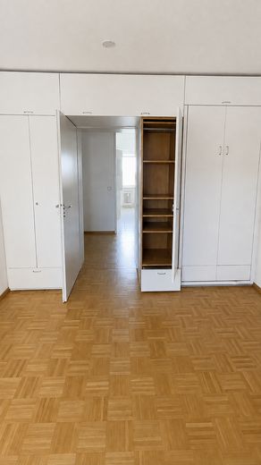 Spacious 3.5-room apartment with balcony & fitted kitchen, good transport connections in Bissingen – Zimmer2 m. Einbauschrank
