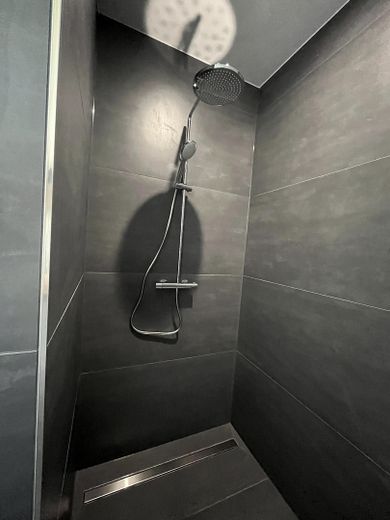 Moderne twee-onder-een-kapwoning met tuin en garage in Bad Münstereifel – Dusche
