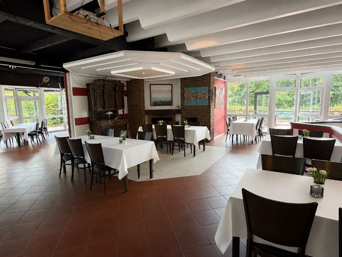 Großes Restaurant/Café mit Sonnenterrasse und zwei Kegelbahnen im Tennisclub TG 49 Bochum – Gastro mit Kaminecke