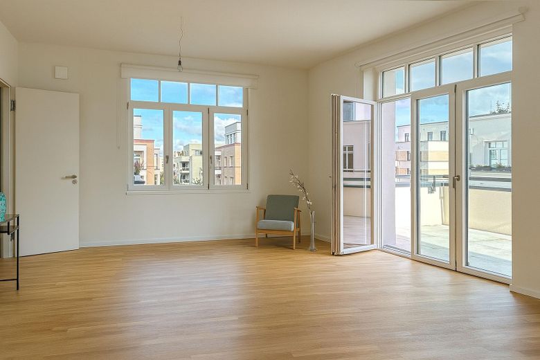 Wohnzimmer mit Balkonzugang