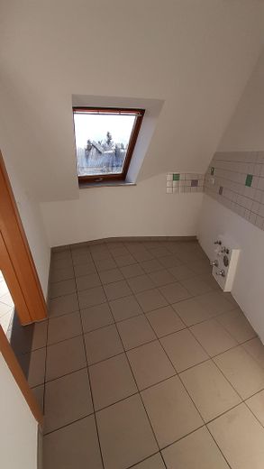 Balkonlu ve genişletme potansiyeline sahip bakımlı 3 odalı çatı katı dairesi – Aichach’ta 67 m² – Küche