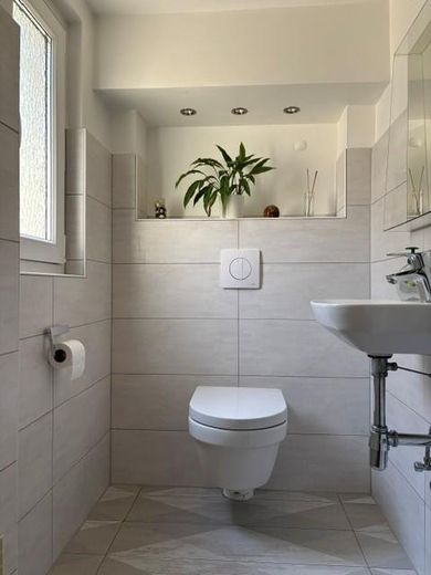 Merkezi konumda müstakil şehir villası, tek ailelik ev, büyük bahçe – Gäste-WC