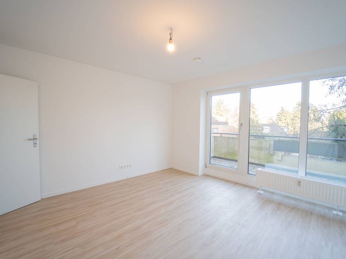 FRESHLY RENOVATED: Beautiful 2-room apartment with BALCONY and fitted kitchen in the centre of Schnelsen – Ansicht II: Wohn- und Esszimm…