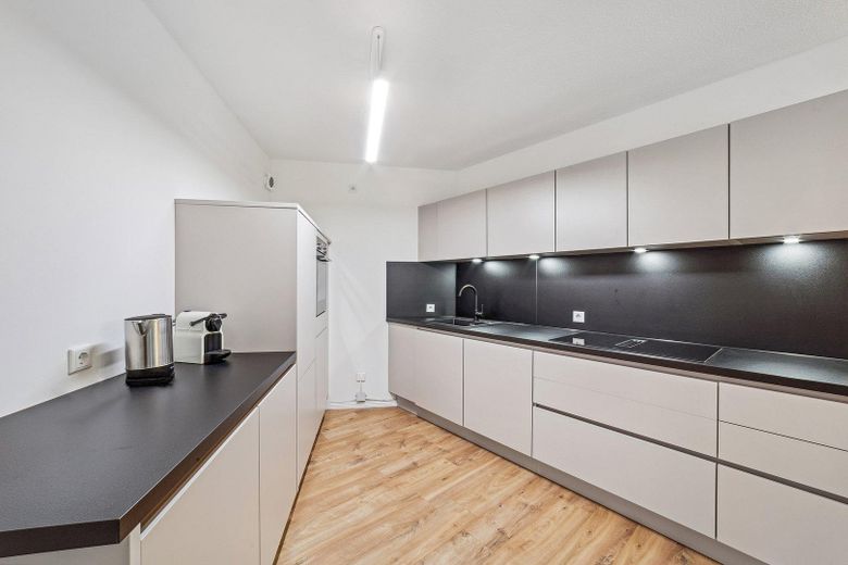 Appartamento esclusivo arredato e ristrutturato, cucina abitabile, balcone e posto auto in garage sotterraneo – Küche