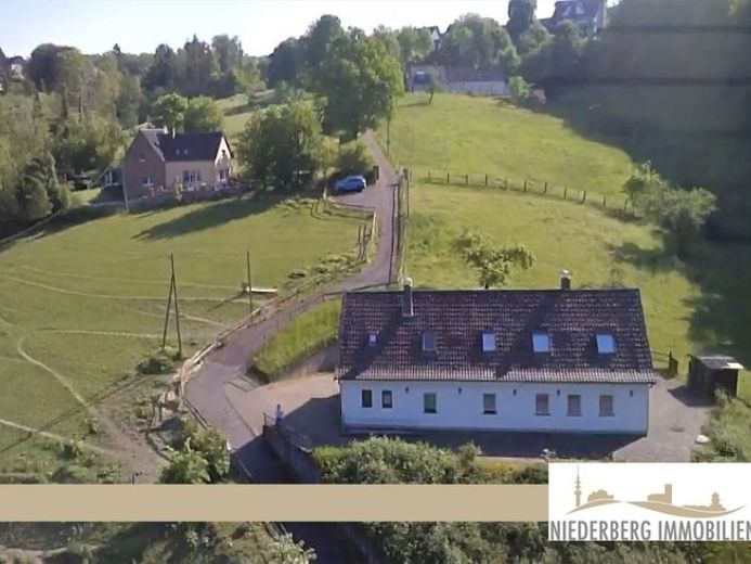 Großzügiges 2 Familien-Doppel-Landhaus mit Nebengebäuden und Pool in sonniger Hanglage! – फोटो 1