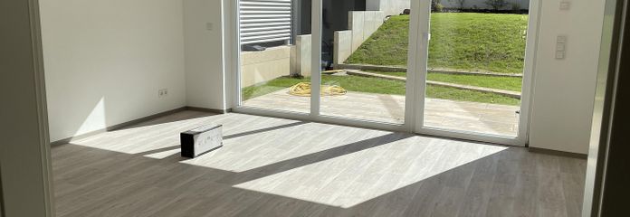 Wohnzimmer mit Blick auf Garte