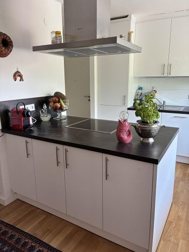 Provisionsfrei: Kernsanierte 2-Zi.-Wohnung mit 2 Balkonen & TG-Platz – Bogenhausen, bezugsfrei – Offene Einbauküche (2021)