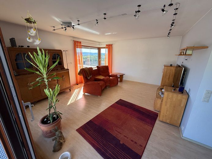 4 Zimmer mit Aussicht – Terrasse, Wärmepumpe, Garage und Stellplatz inklusive – Wohnzimmer 2