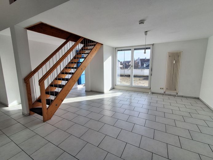 Zentral gelegene 4-Zimmer Maisonettewohnung mit 70m² Dachterrasse und Tiefgaragenstellplatz – Wohnzimmer