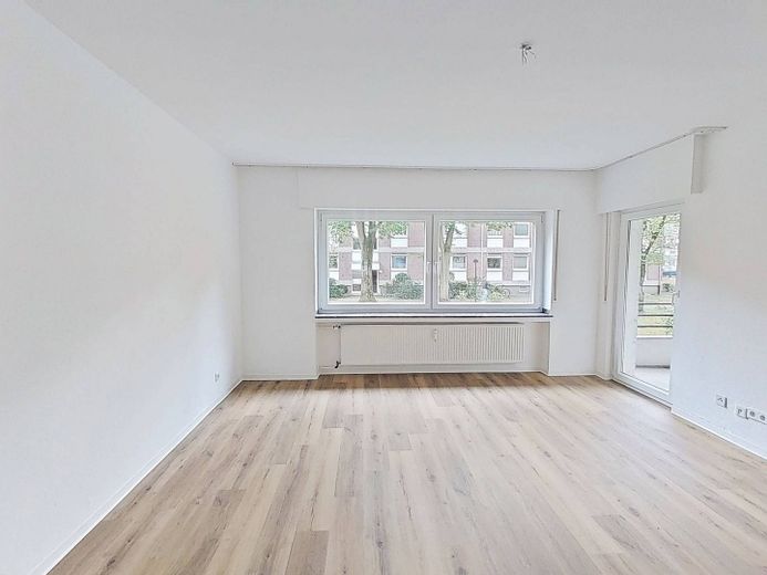 Komfortabel ausgestattete 3-Zi.-Whg. mit BALKON und Wannenbad – Ansicht I: Wohn- und Esszimmer