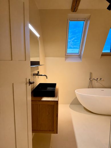 Rare opportunité dans un monument classé KfW : duplex sous les combles dans un immeuble ancien, vue panoramique, prestations haut de gamme, PREMIÈRE OCCUPATION – Fugenloses Tageslicht-Bad