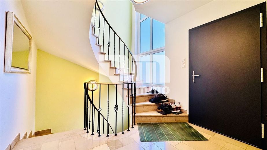 (Reserviert!)Zeitlose Eleganz trifft Moderne: Modernisiertes Einfamilienhaus – EG Haupteingang / Windfang - Flur / Treppenaufgang