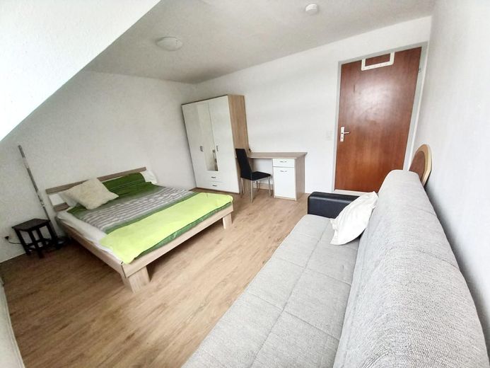 SENZA PROVVIGIONE: appartamento mansardato di 3 locali, loggia, garage, investimento di capitale / uso proprio – Zimmer 3 mit Möblierung
