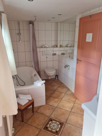 Historisches Fachwerk-Ensemble (Haupthaus + Nebengebäude + 2 Garagen) – Badezimmer Hotelzimmer