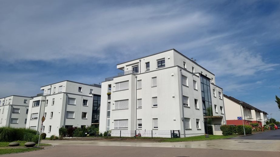 Markdorf’ta Alpler manzaralı, asansörlü ve küçük bir konut kompleksinde güneş alan 2,5 odalı çatı katı dairesi – Fotoğraf 3