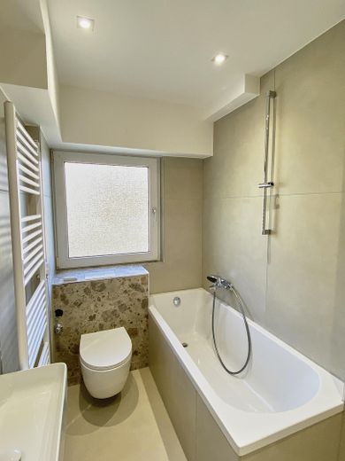 Kernsanierte, exklusive 3-Zimmer-Wohnung in Wiesbaden – Langenbeckstraße 4 – Badezimmer