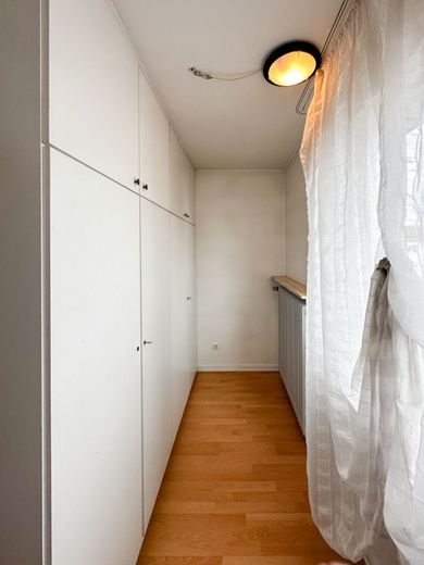 Panorama-Immobilie mit Weitblick: Einfamilienhaus in ruhigem Umfeld! Garten, Garage, Pool! – Schrankzimmer