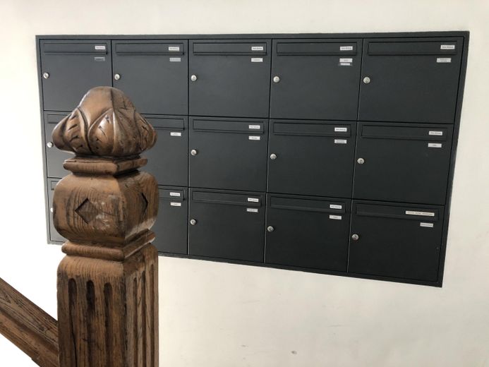 Stilvoll kernsanierte 4-Zi-Altbau-Wohnung mit Wohnküche – Briefkästen