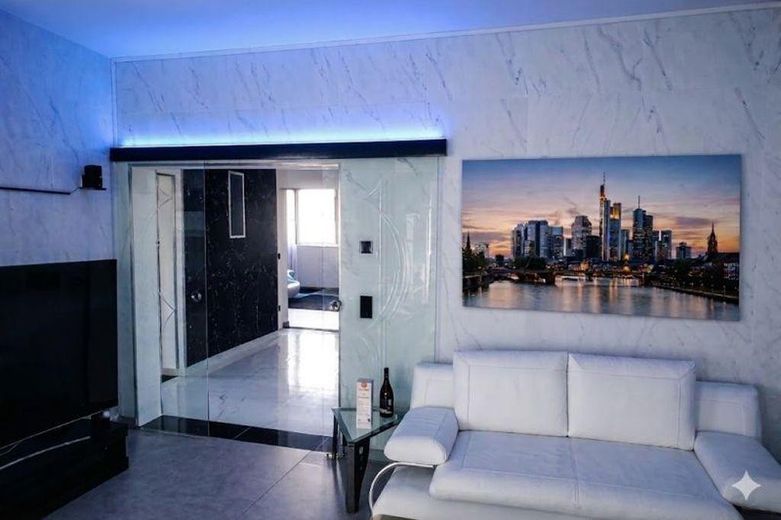 127 m² PRIVATES WOHNEN MIT EIGENEM POOL & GARTEN – 2 GARAGEN + 1.920 € KALTMIETEINNAHMEN – Hochparterre Wohnzimmer