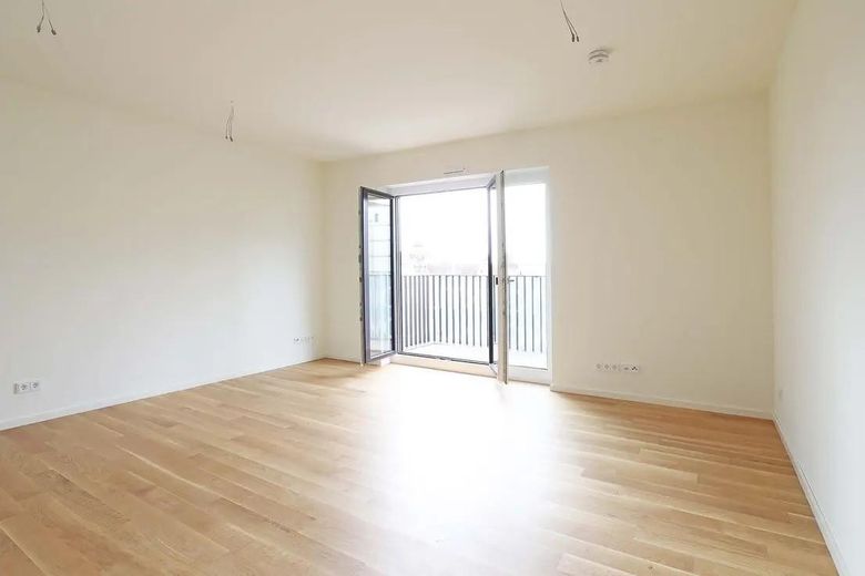 Lichtdurchflutete Traumwohnung, herrlicher Ausblick und Westbalkon - für Paare – Wohnzimmer mit Balkon