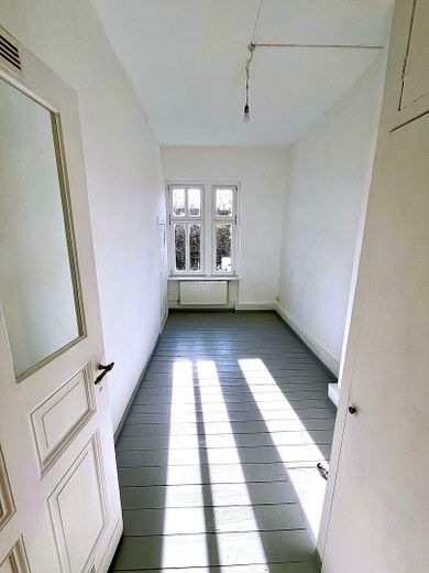 Schillerkiez'de balkonu olan, batı cepheli, hemen taşınılabilir sevimli rüya 2 odalı eski bina dairesi – Schlafzimmer