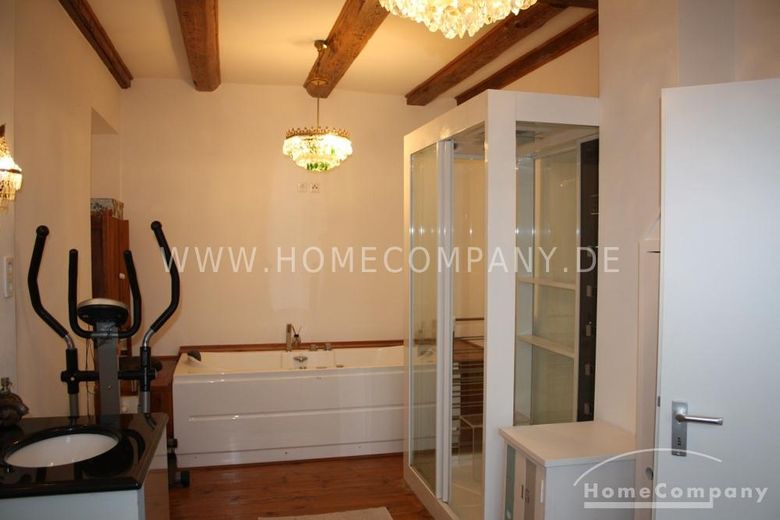 Große 3,5 Zi.-Altbauwhg., 2. OG, möbliert. Bad mit Wanne und Dusche, Balkon und kl. Garten zur gemeinschaftlichen Nutzung; Stellplatz vorhanden. – 9de67d0d6ef6b63603bbdace689a01001f5d27e9.jpg