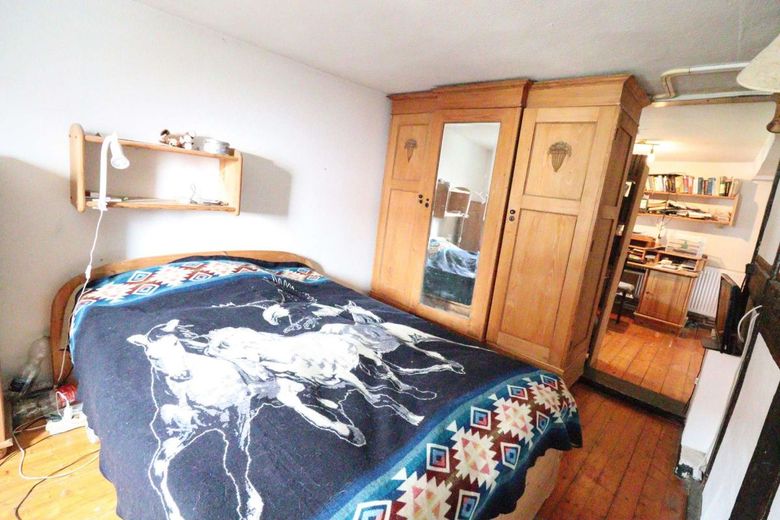 WRS Immobilien - käuferprovisionsfrei - Einfamilienhaus mit großer Scheune - Pelletheizung + Solar – Schlafzimmer