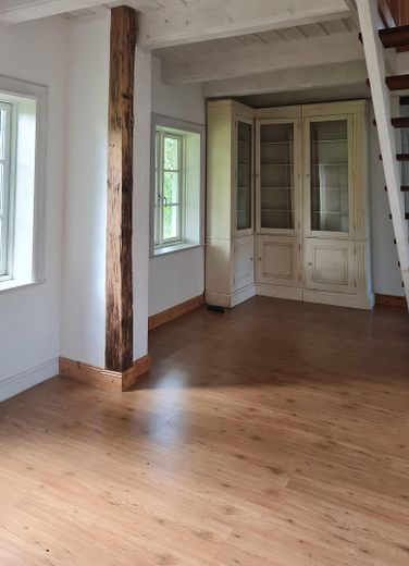 Casa di campagna con tetto di paglia in posizione assolutamente isolata – EG Diele