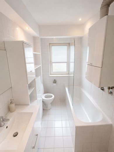 Charmante 2-Zimmer-Wohnung mit Balkon, Tageslichtbad, Einbauküche und Garage in Wuppertal-Barmen – Badezimmer