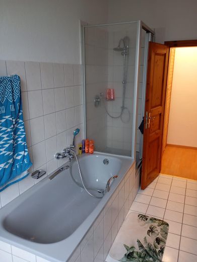 MFH mit 8 Wohnungen als solide Kapitalanlage – Bad mit Wanne und Dusche