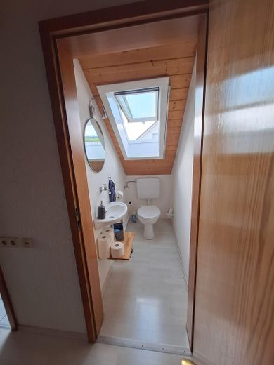 Gemütliche Dachgeschosswohnung 4 Zimmer mit Einbauküche in ruhiger Wohngegend – Separate Toilette