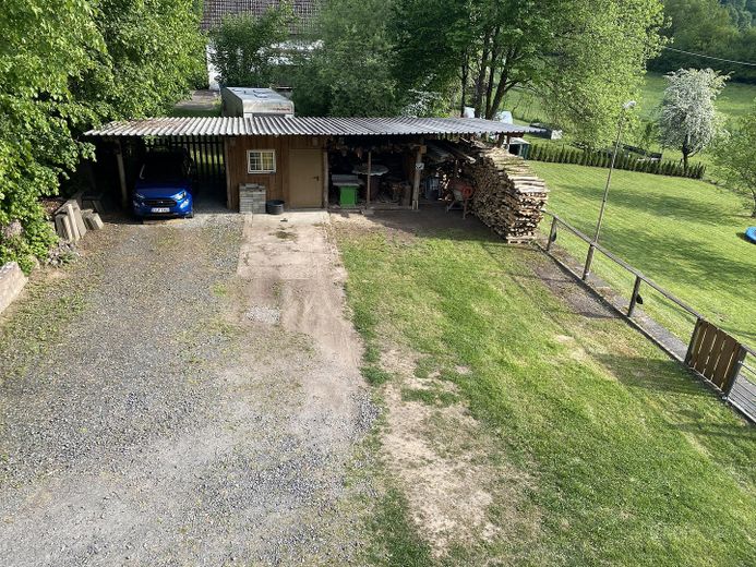 Holzschuppen mit Carport