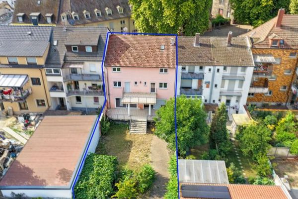 Modern, spacious family home (built in 2006), underfloor heating, garden and ample parking spaces