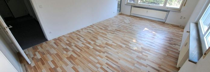 Gartenanteil  + Terrasse + Hobbyraum am Rande von Rudersberg – Wohnzimmer
