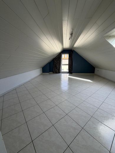 Zadbana 4,5-pokojowa maisonette z balkonem i kuchnią zabudowaną w Brühl, bez prowizji – Galeriezimmer 