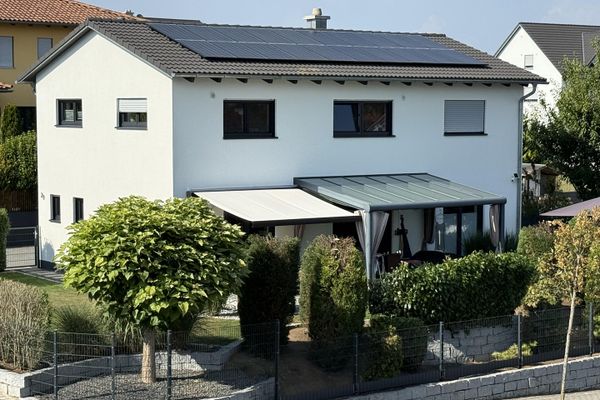 Neuwertiges Einfamilienhaus mit Wärmepumpe, PV, Doppelgarage & hochwertiger Ausstattung