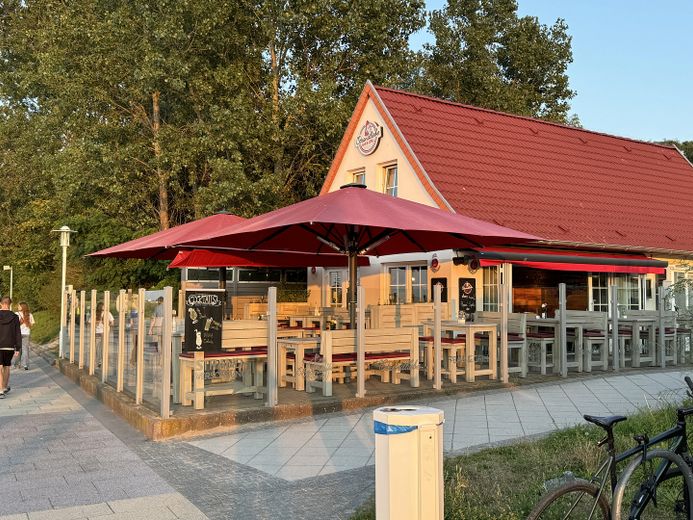 Ferienwohnung 1. Reihe mit 21,8 m² Terrasse – belegte Einnahmen, provisionsfrei – Gaststätte in der Nähe
