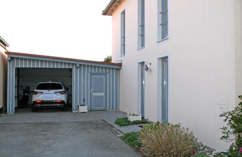 Haushälfte Ostseite Carport