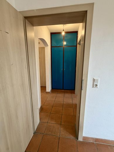 Wolne od zaraz i bez prowizji: przestronne 2-pokojowe mieszkanie z loggią od południowego zachodu i miejscem postojowym – Einbauschrank vor Bad/Schlafz.