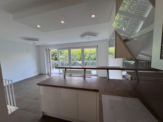 Lichtdurchflutete 2,5-Zimmer-Maisonette, Terrasse und Garten – frisch renoviert & sofort beziehbar – Blick EBK in den Wohnraum
