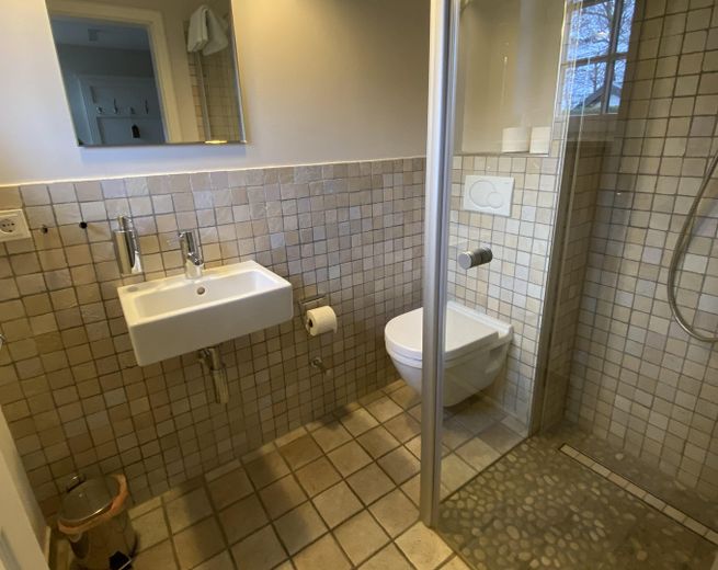 Duschbad im Eingangsbereich