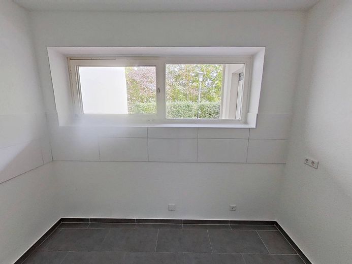 Moderno apartamento de 2 habitaciones con terraza privada y bañera en el sur de Burgdorf – Ansicht I: Küche