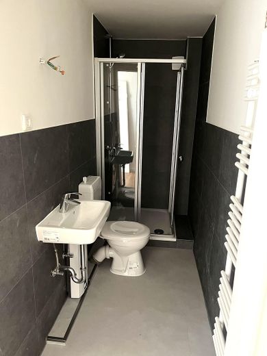 Hell, sehr zentral und mit Einbauküche: freundliche 3-Zimmer-Wohnung in Flensburg – Bad