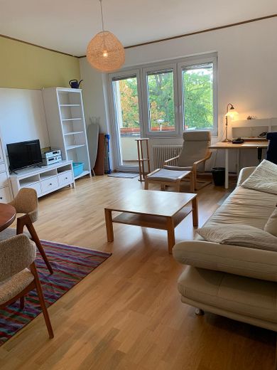 Möblierte 2-Zimmer-Wohnung mit Balkon und Aufzug – bezugsfrei & provisionsfrei – Wohnzimmer mit Balkonzugang