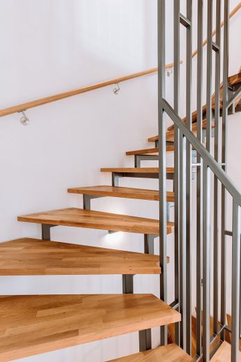 Hochwertige DHH mit Südgarten, PV, Wohnraumlüftung, 2 Wallboxen & ausgebautem Dachgeschoss – Flur Treppe EG