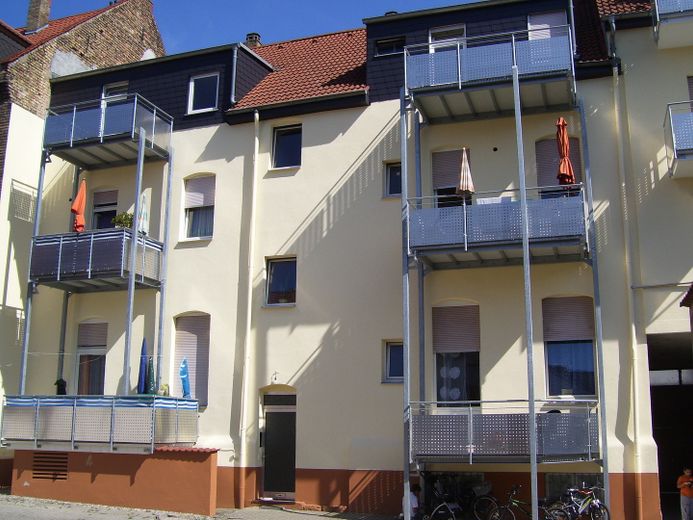 helle 3-ZKB in Neckarau mit Balkon – WG-tauglich – Hausansicht vom Hof