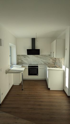 mit hochwertiger Einbauküche