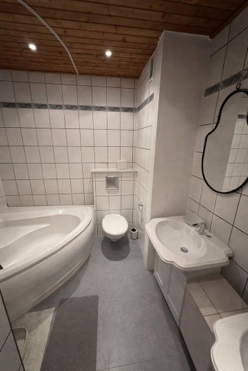 Modernisiertes Reihenendhaus in Toplage Cronenberg – OG Bad 